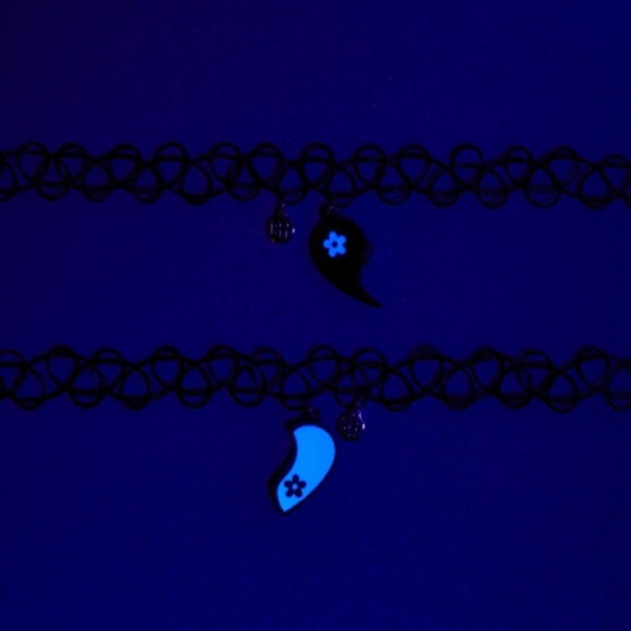 Claire’s Best Friends Chokers Black & White Split Heart Yin Yang Glow in Dark - Picture 3 of 9